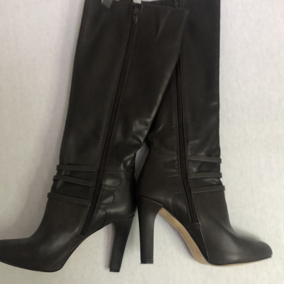 Women’s brown faux leather boots in a size 8 1/2 with a 4 inch heel. - Picture 6 of 7
